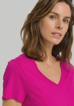 HANRO Schlafshirt, V-Ausschnitt, Für Damen 1370 VERY BERRY 15 HANRO Schlafshirt, V-Ausschnitt, Für Damen 1370 VERY BERRY -SCHIESSER Shop unnamed file 1472